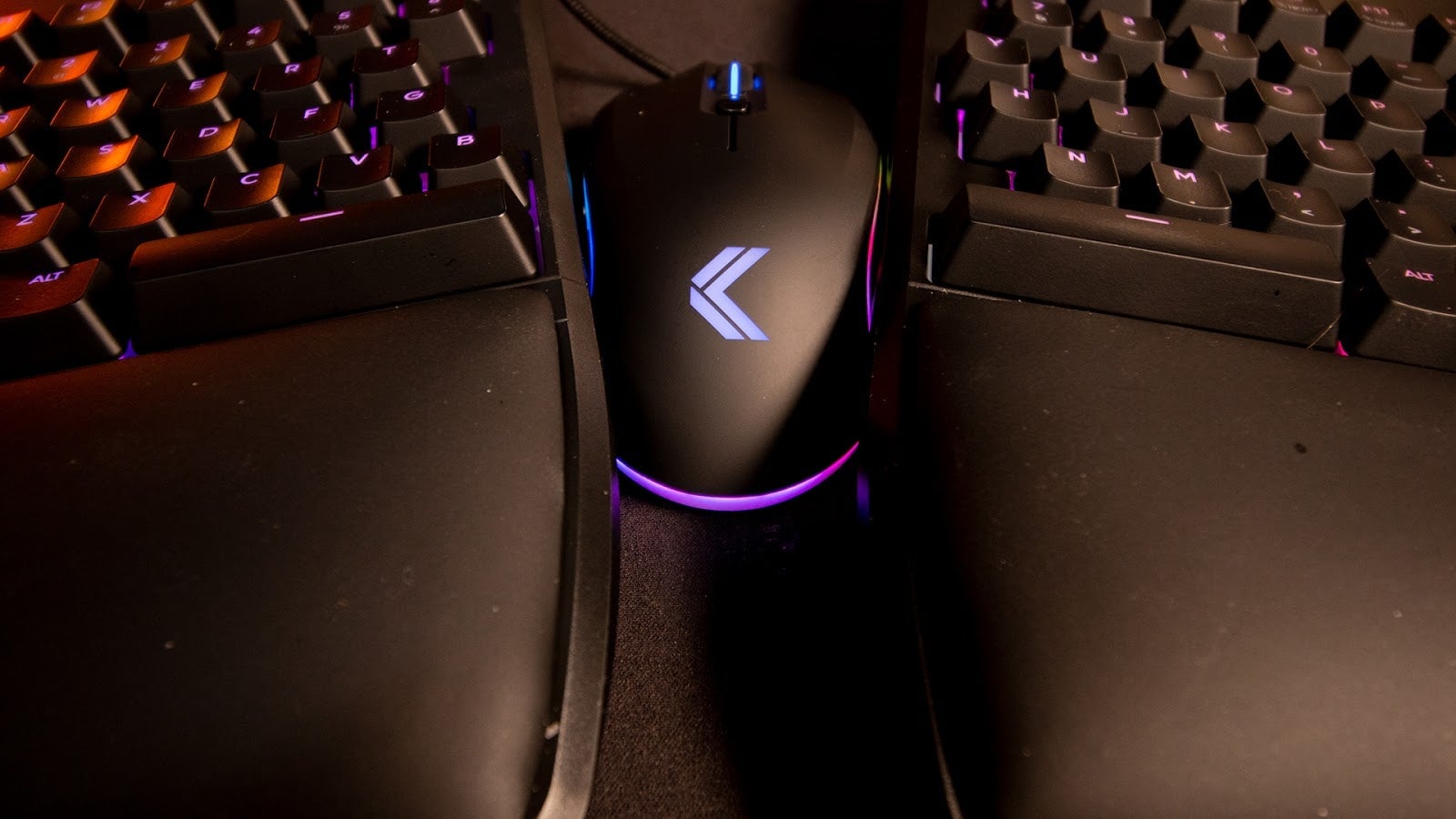 With the tilt kit, you can nestle the mouse between the two halves, which looks like… well, draw your own conclusions.