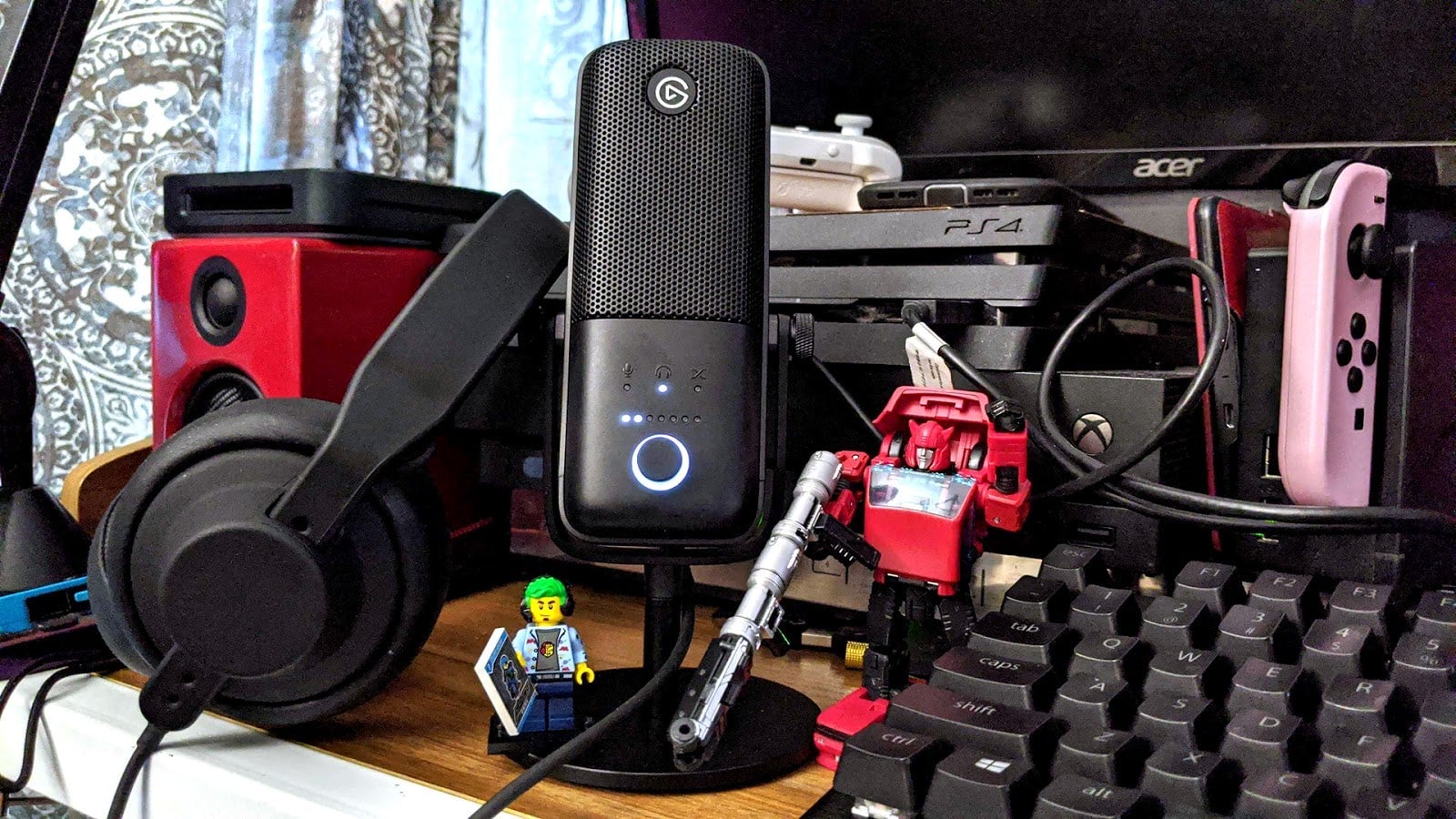 This is my desk when it’s relatively uncluttered.