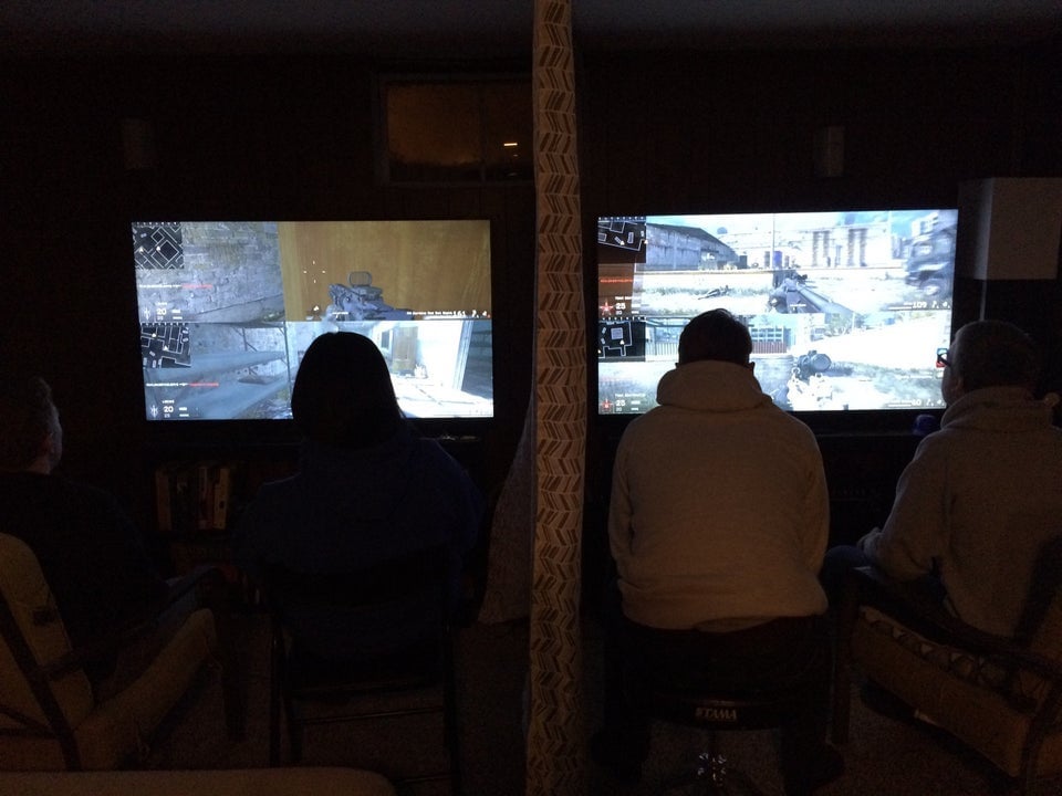 Screen-peeking blocked at a LAN party thanks to a quilt.