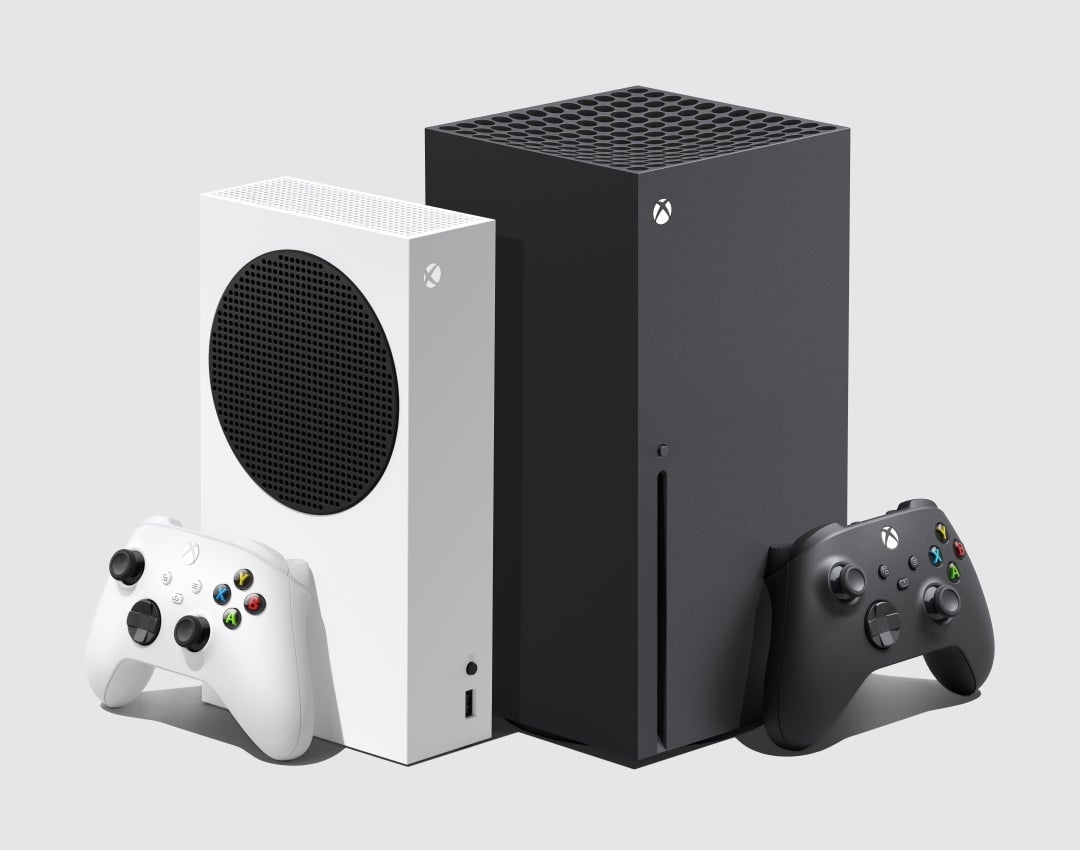The white Xbox Series S and the black Xbox Series X. 