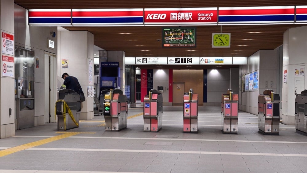 The train stopped at Kokuryu Station. 