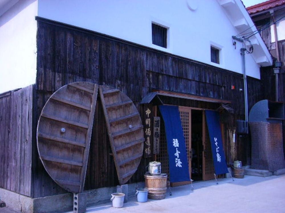 The Nakagawa Shuzo sake brewery makes the Sakuna brew. 