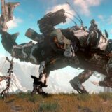 Aloy faces a machine.